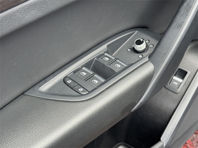 Vehicle image 25 of 44