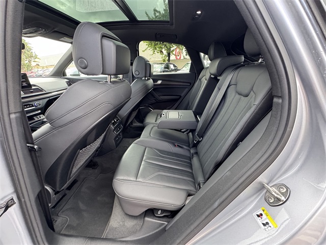 Vehicle image 19 of 44