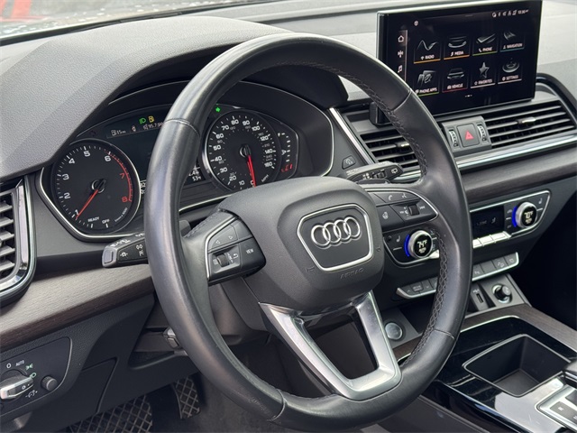 Vehicle image 16 of 44