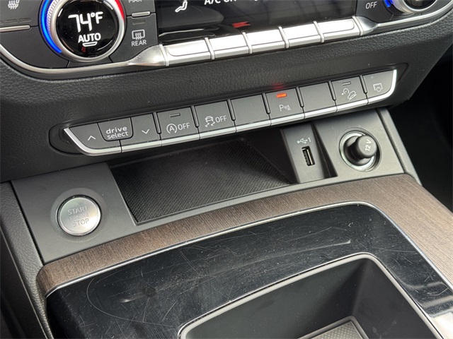 Vehicle image 34 of 44