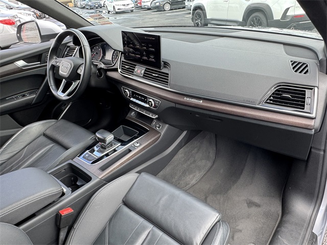 Vehicle image 8 of 44