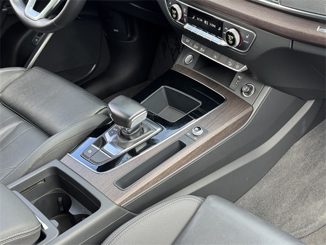 Vehicle image 10 of 44