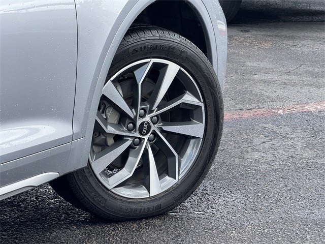 Vehicle image 7 of 44