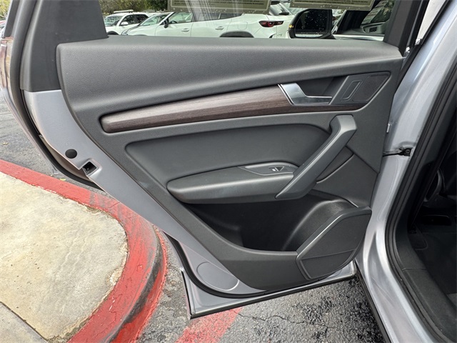Vehicle image 23 of 44
