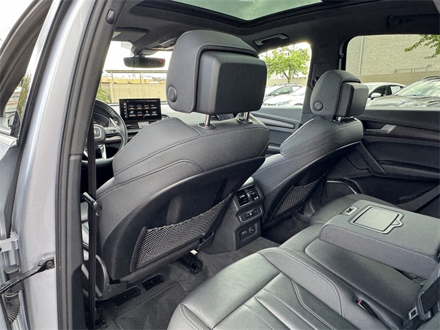 Vehicle image 21 of 44