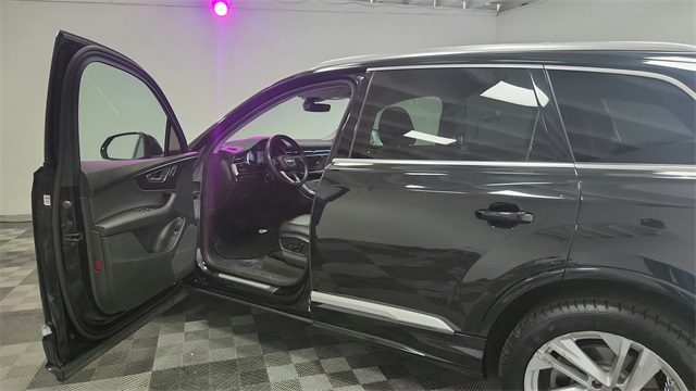 Vehicle image 21 of 26