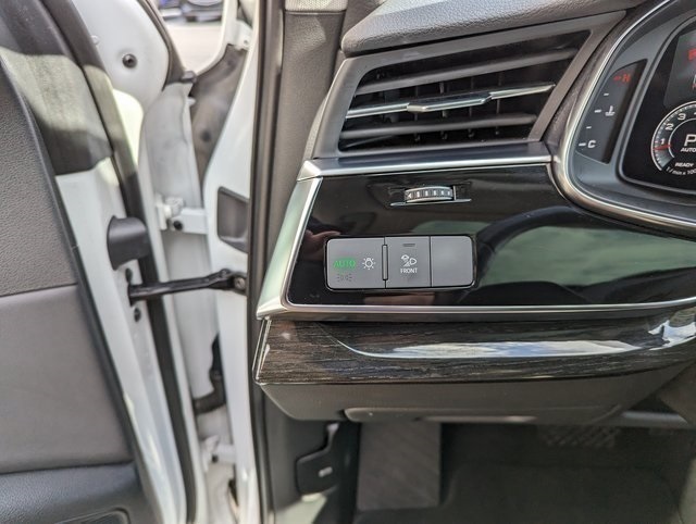 Vehicle image 17 of 27