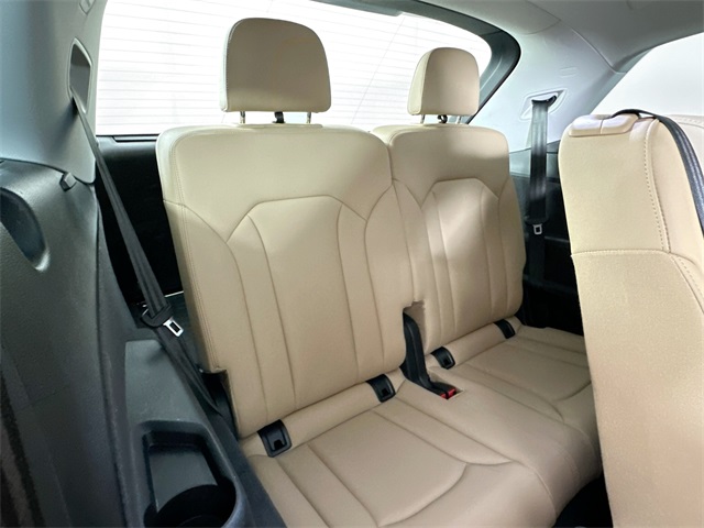 Vehicle image 10 of 33