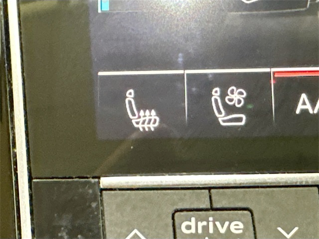 Vehicle image 31 of 33