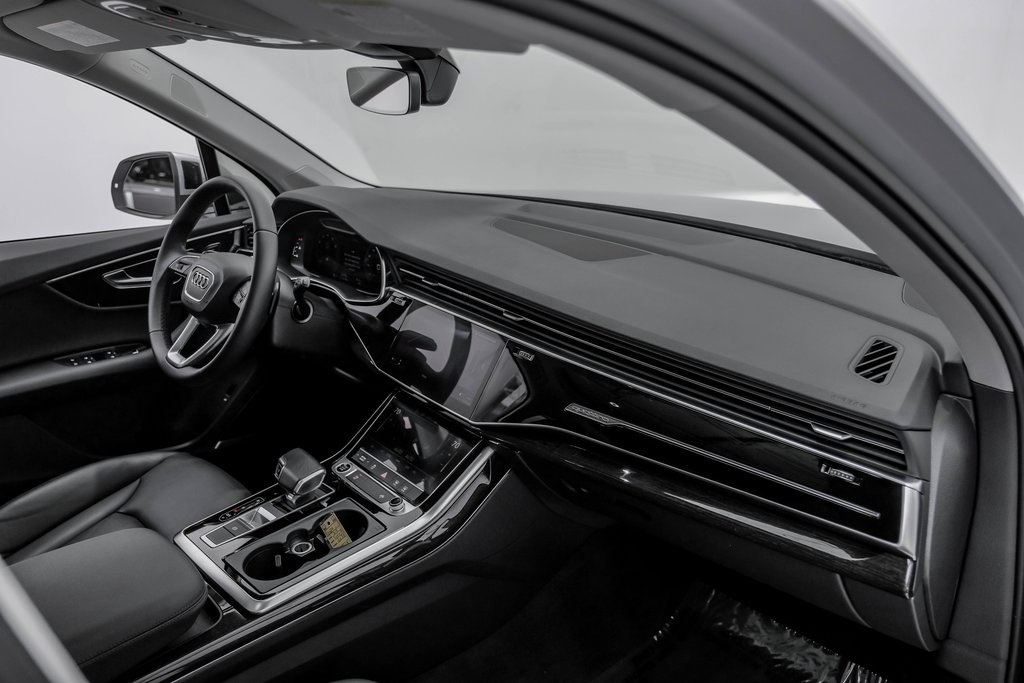 Vehicle image 27 of 52