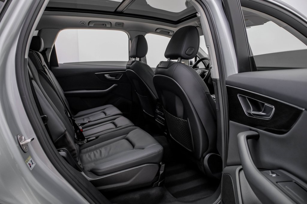 Vehicle image 21 of 52