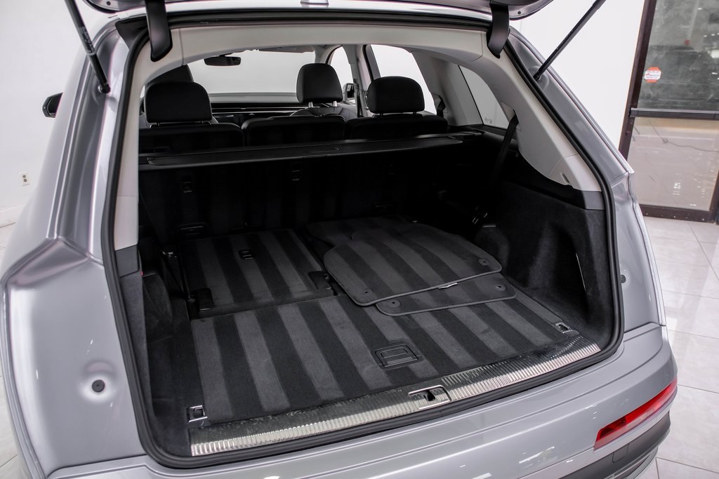 Vehicle image 17 of 52