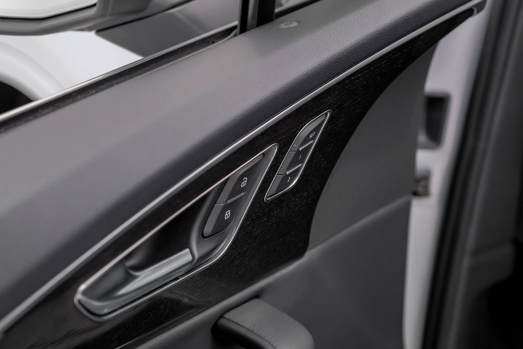 Vehicle image 49 of 52