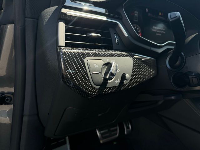 Vehicle image 25 of 28