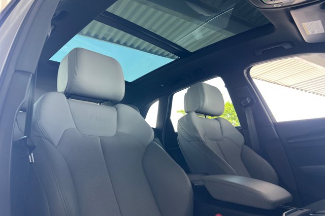 Vehicle image 17 of 29