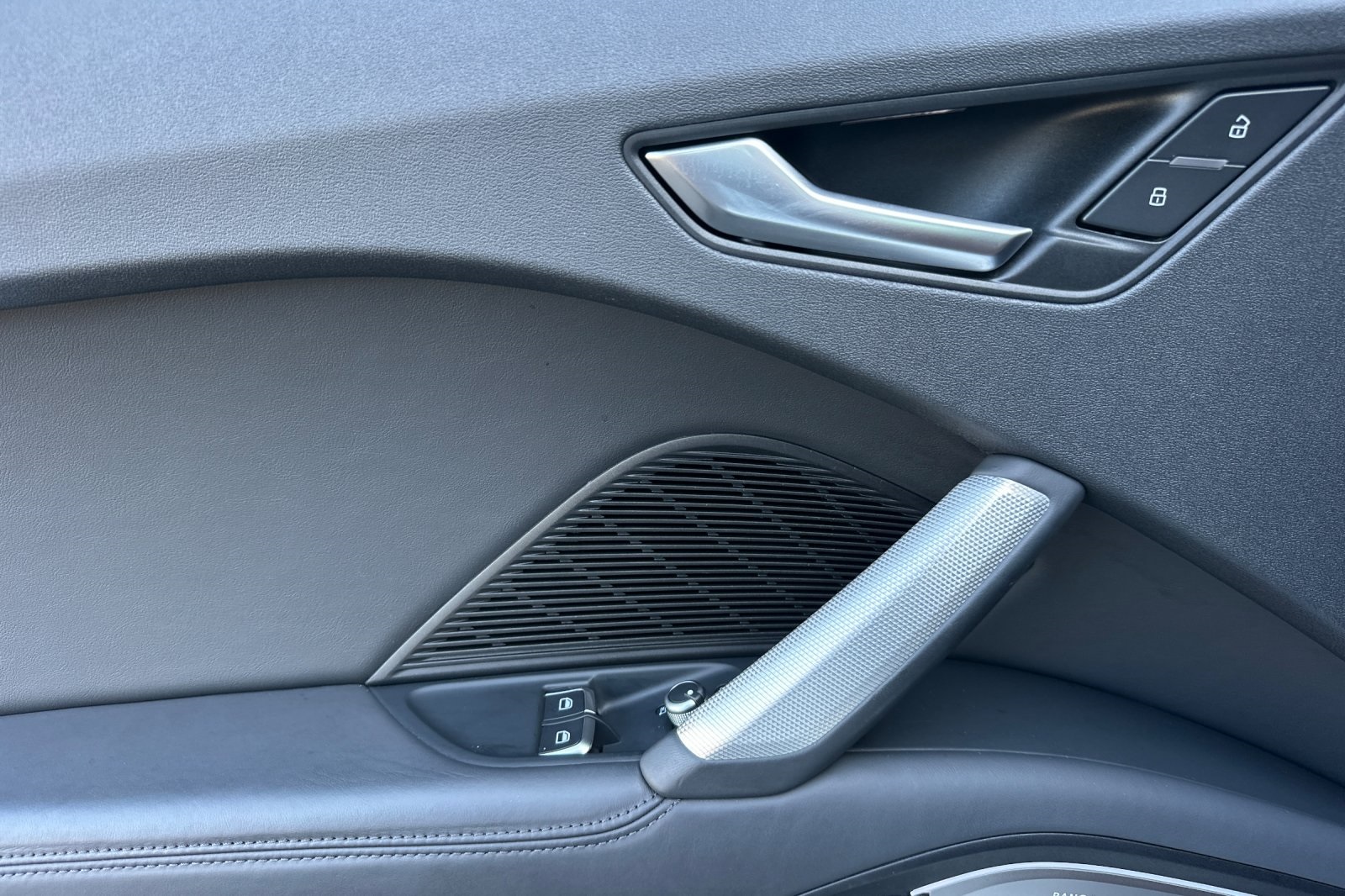 Vehicle image 10 of 35