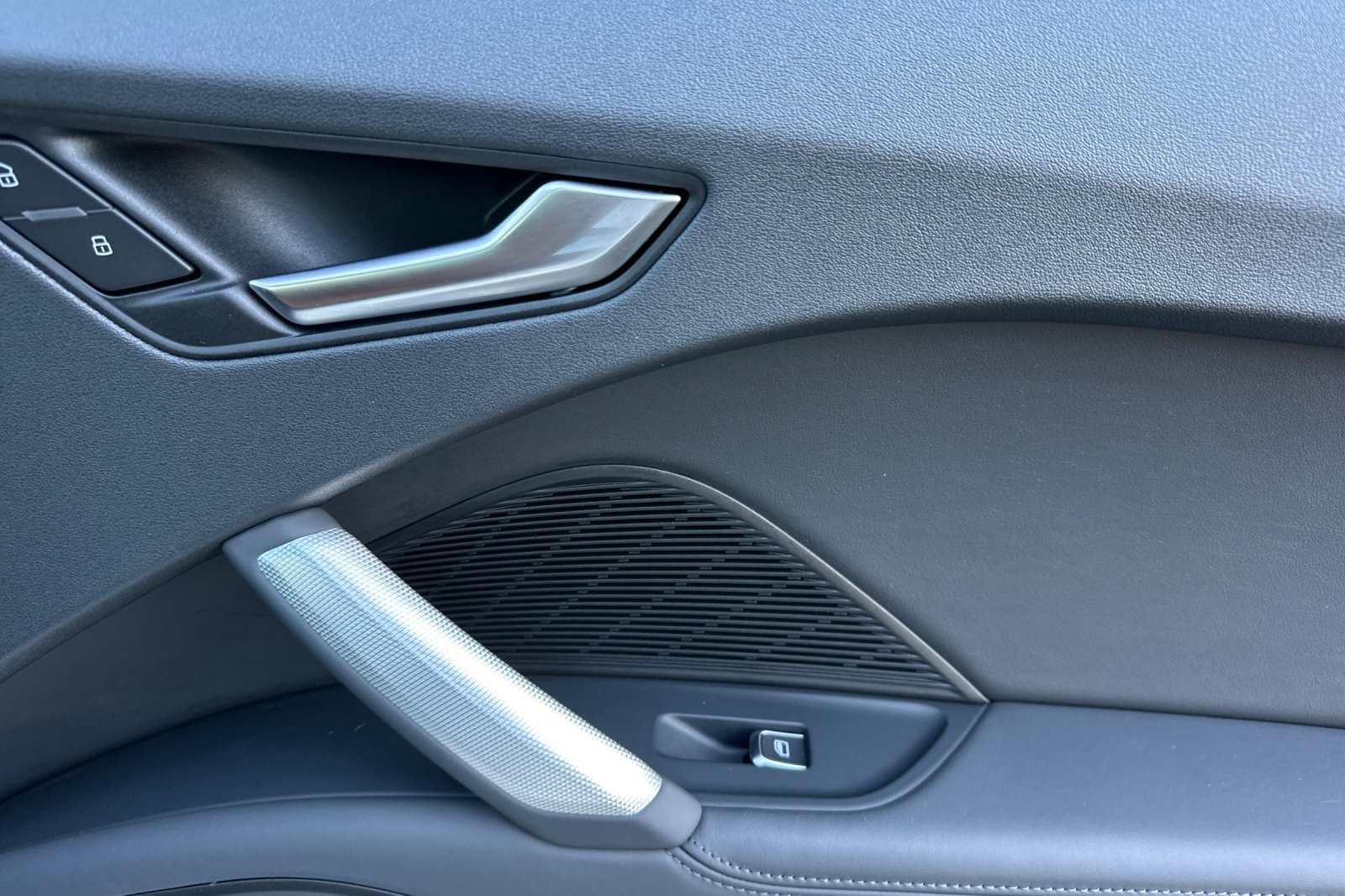Vehicle image 17 of 35