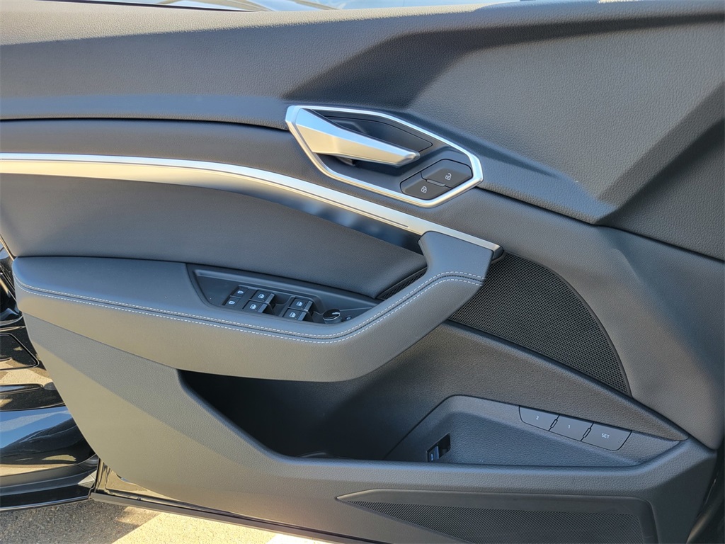 Vehicle image 25 of 27
