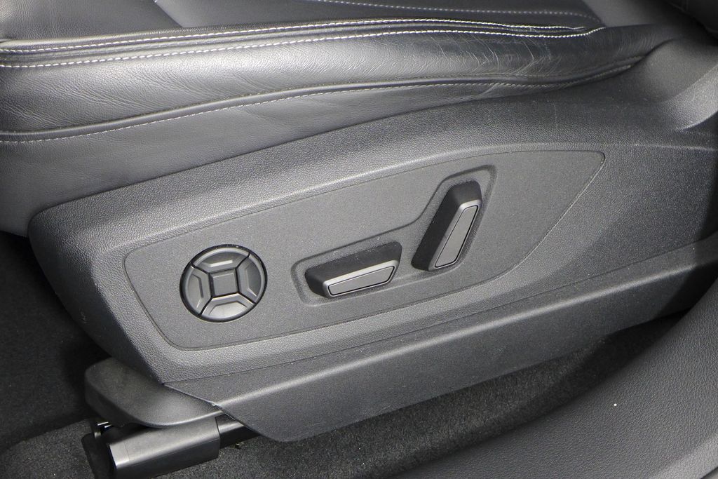 Vehicle image 23 of 30