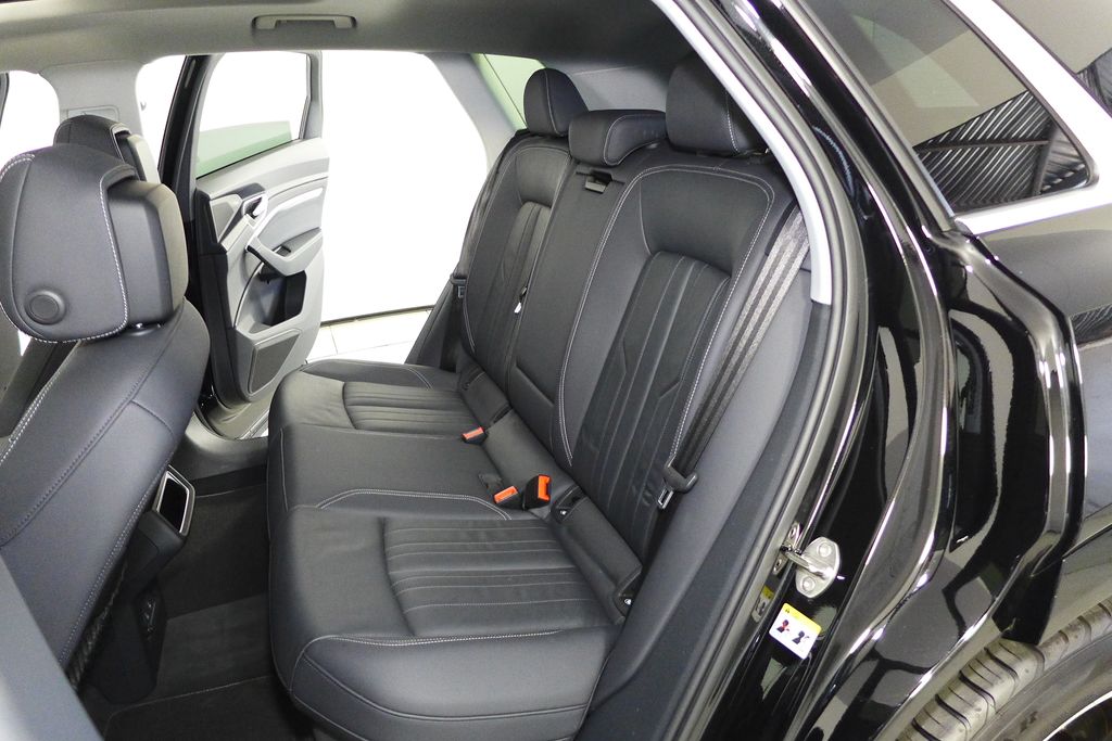 Vehicle image 21 of 30