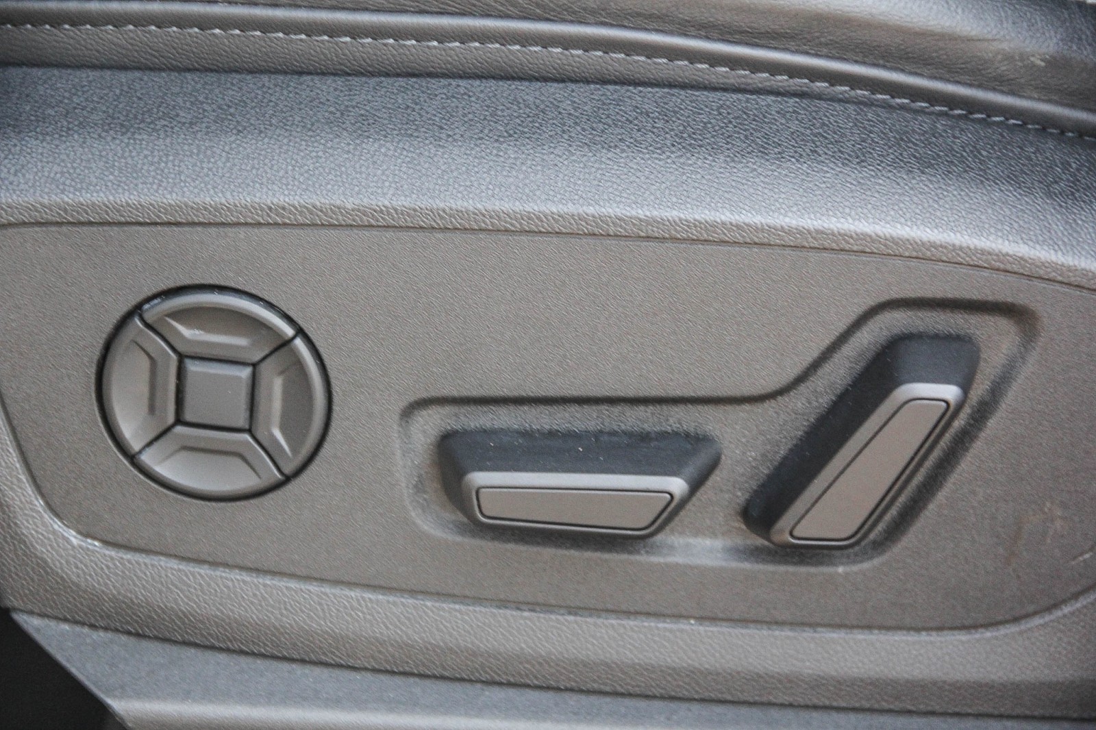Vehicle image 19 of 28