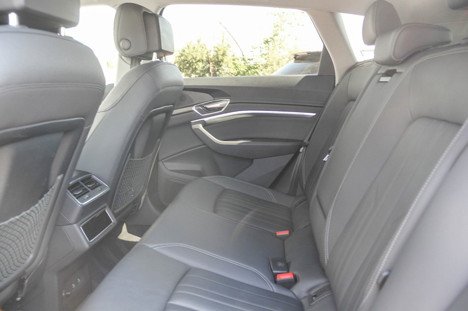 Vehicle image 17 of 28