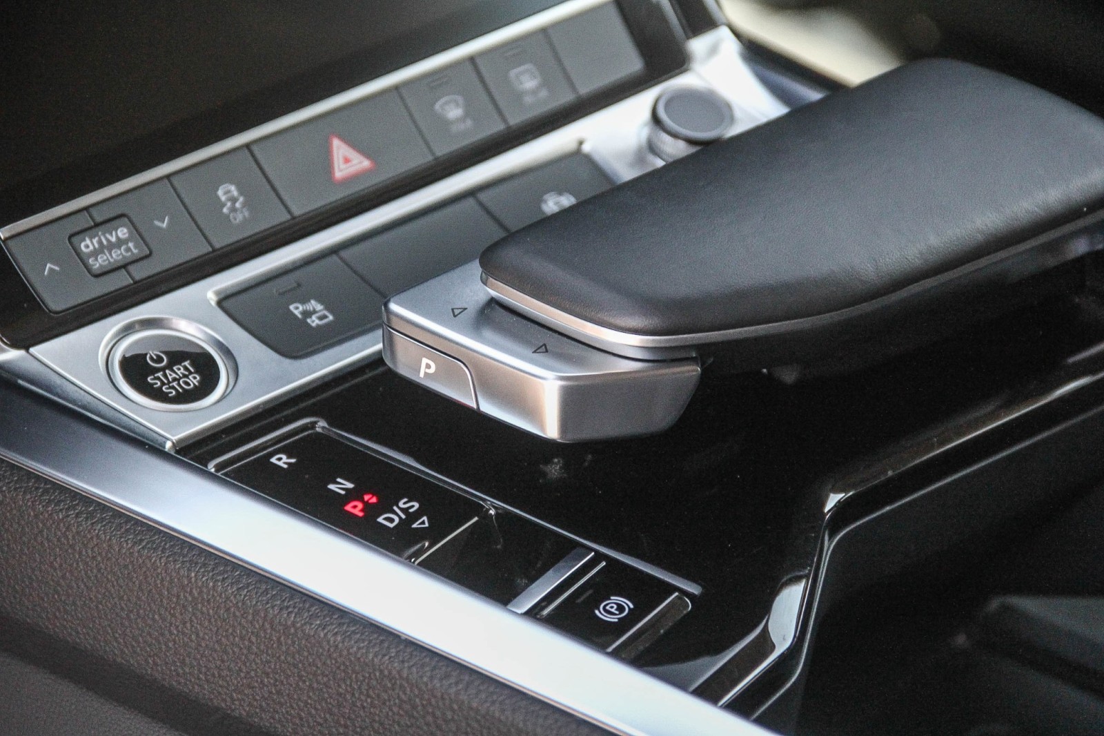 Vehicle image 21 of 28