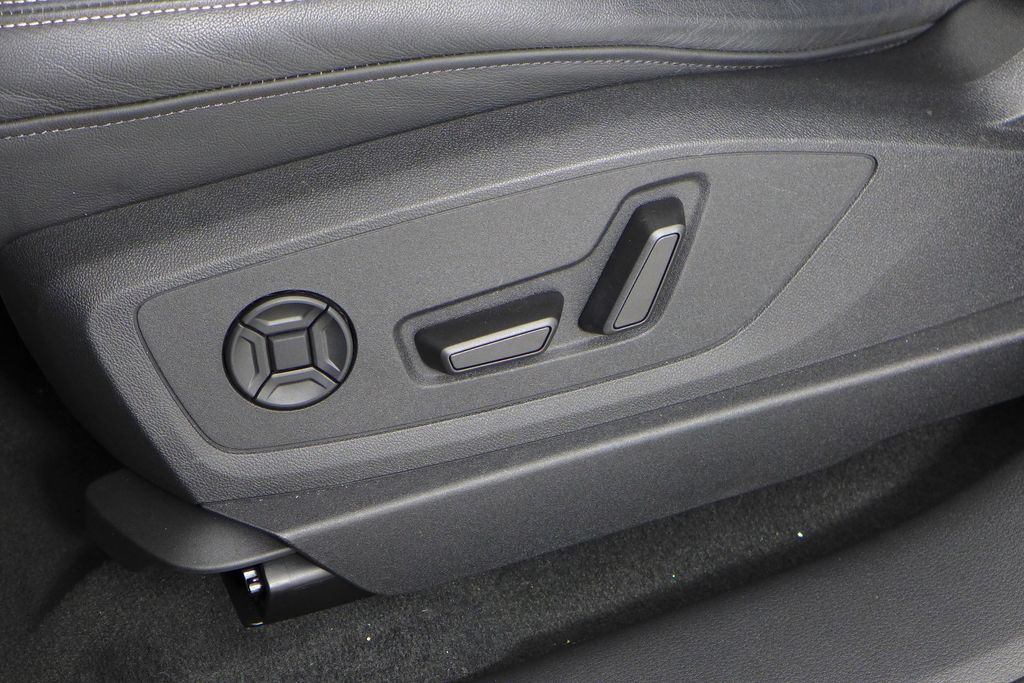 Vehicle image 23 of 30