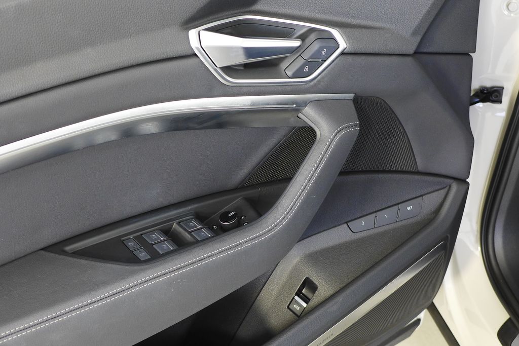 Vehicle image 12 of 30