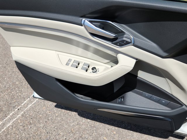 Vehicle image 21 of 27