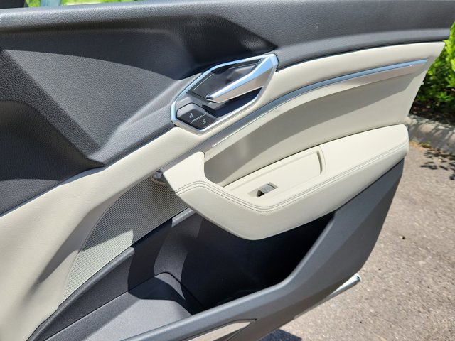 Vehicle image 17 of 27