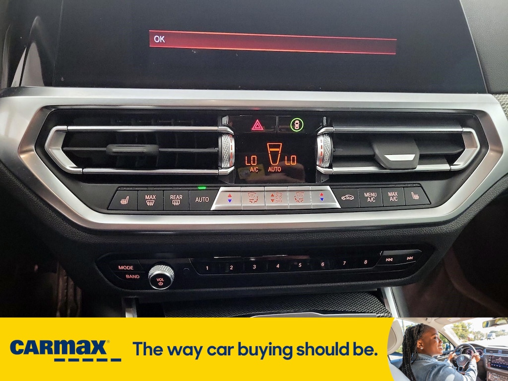 Vehicle image 21 of 28