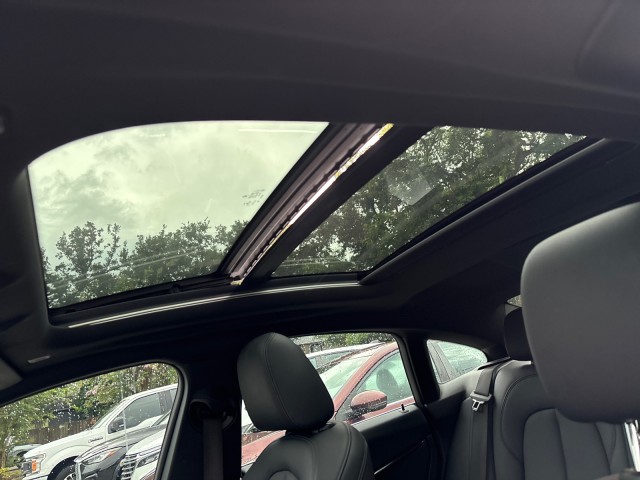Vehicle image 21 of 23