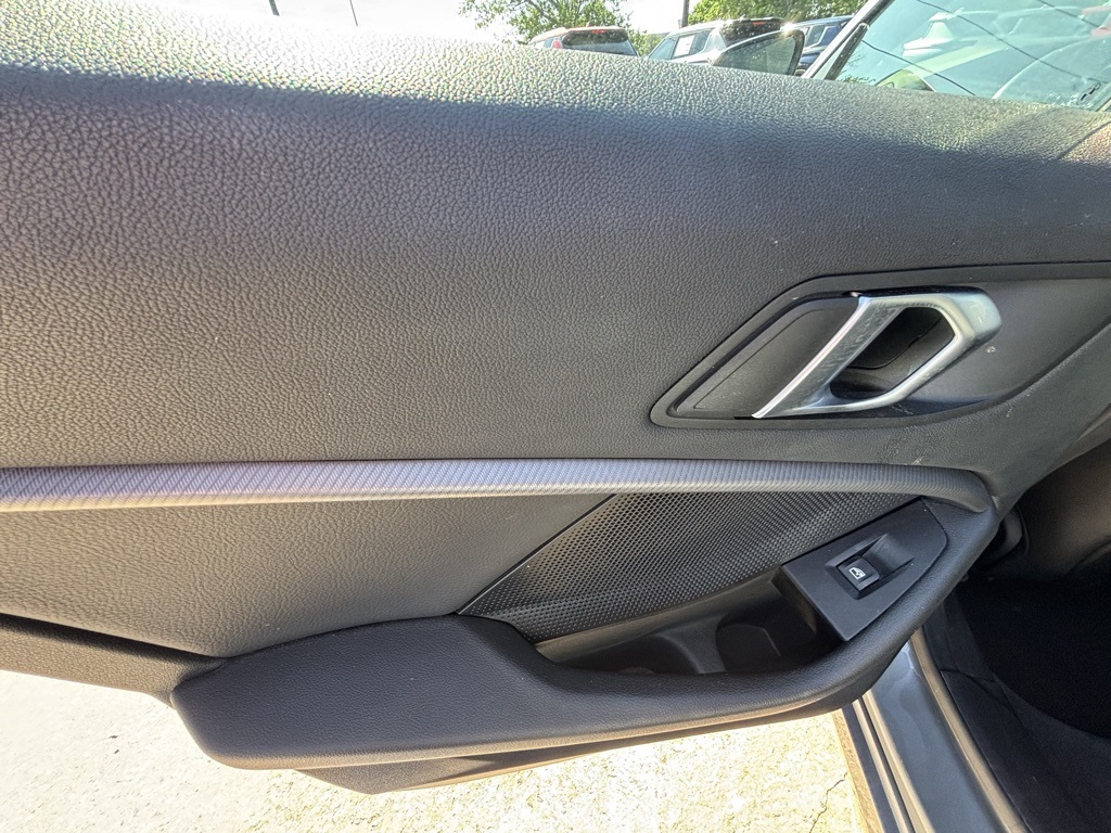 Vehicle image 21 of 25