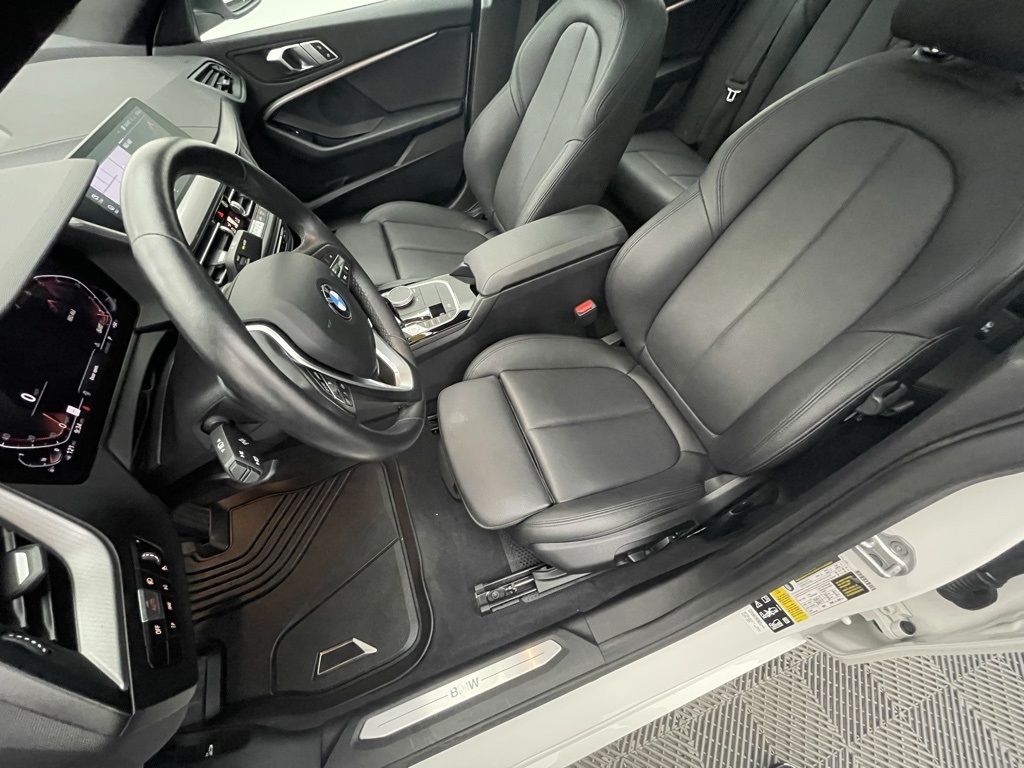 Vehicle image 26 of 33