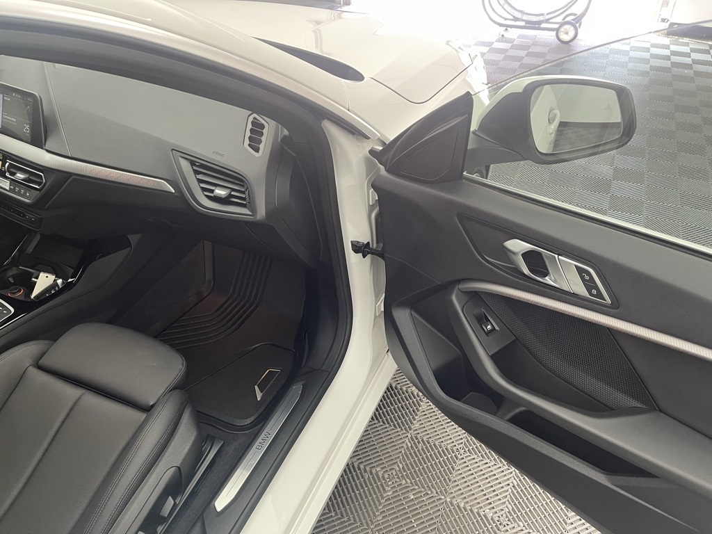 Vehicle image 17 of 33