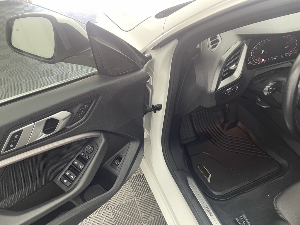 Vehicle image 18 of 33