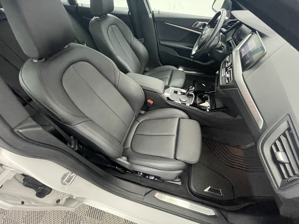 Vehicle image 10 of 33
