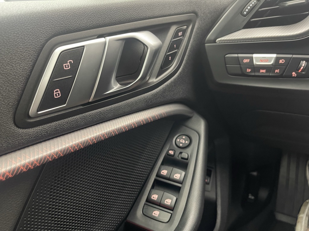 Vehicle image 31 of 33