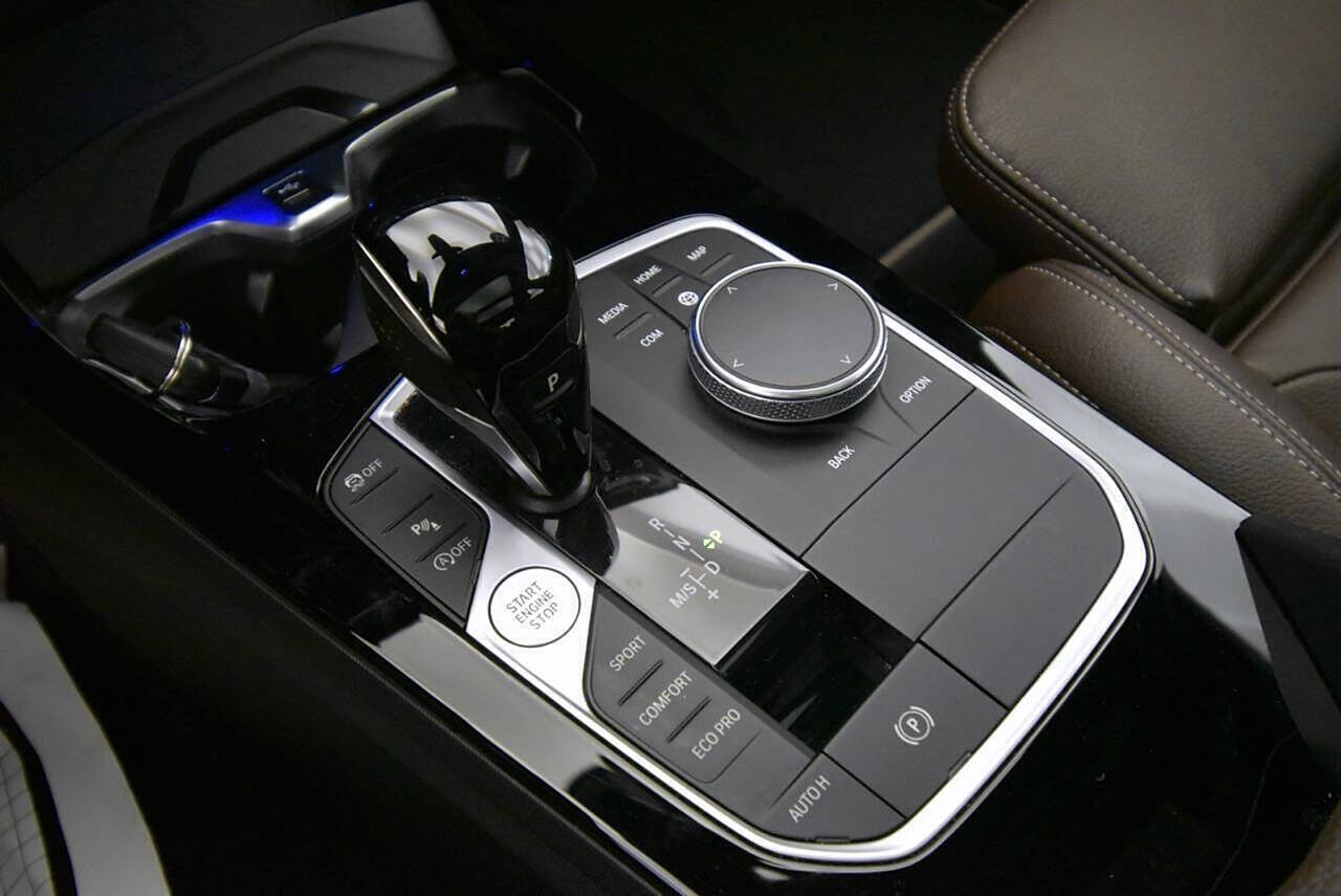 Vehicle image 15 of 34