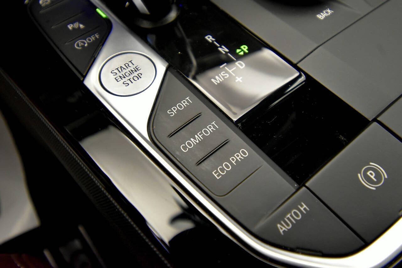 Vehicle image 27 of 34