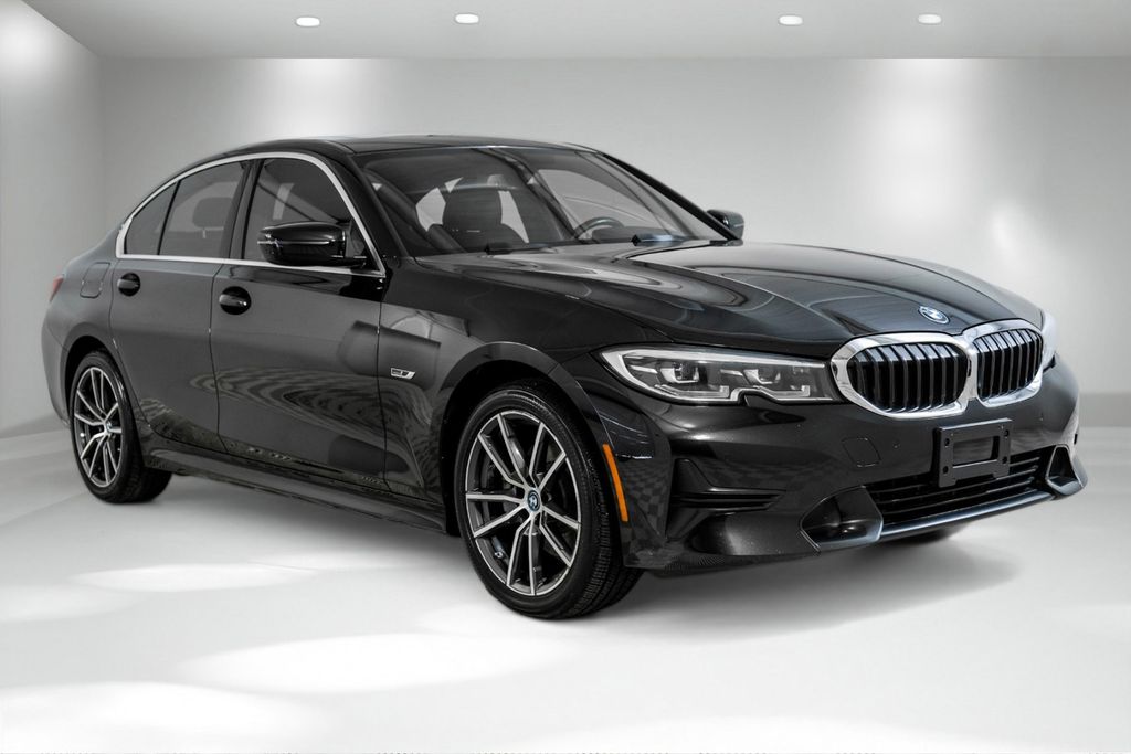 2022 BMW 3 Series 330e xDrive Image 3 of 65