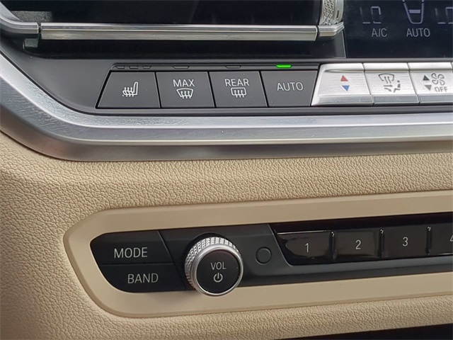 Vehicle image 21 of 33