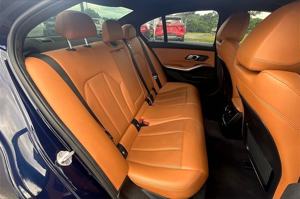 Vehicle image 23 of 32