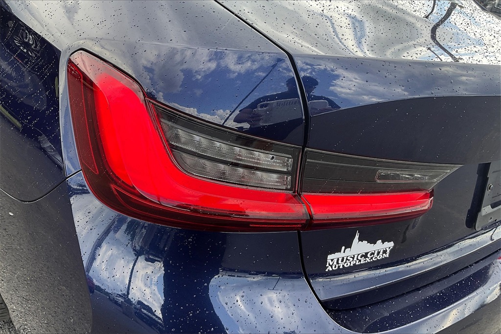 Vehicle image 21 of 32