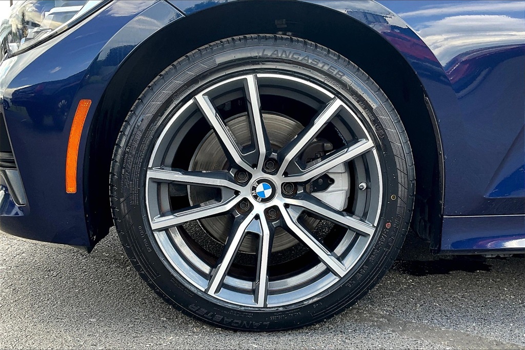 Vehicle image 31 of 32