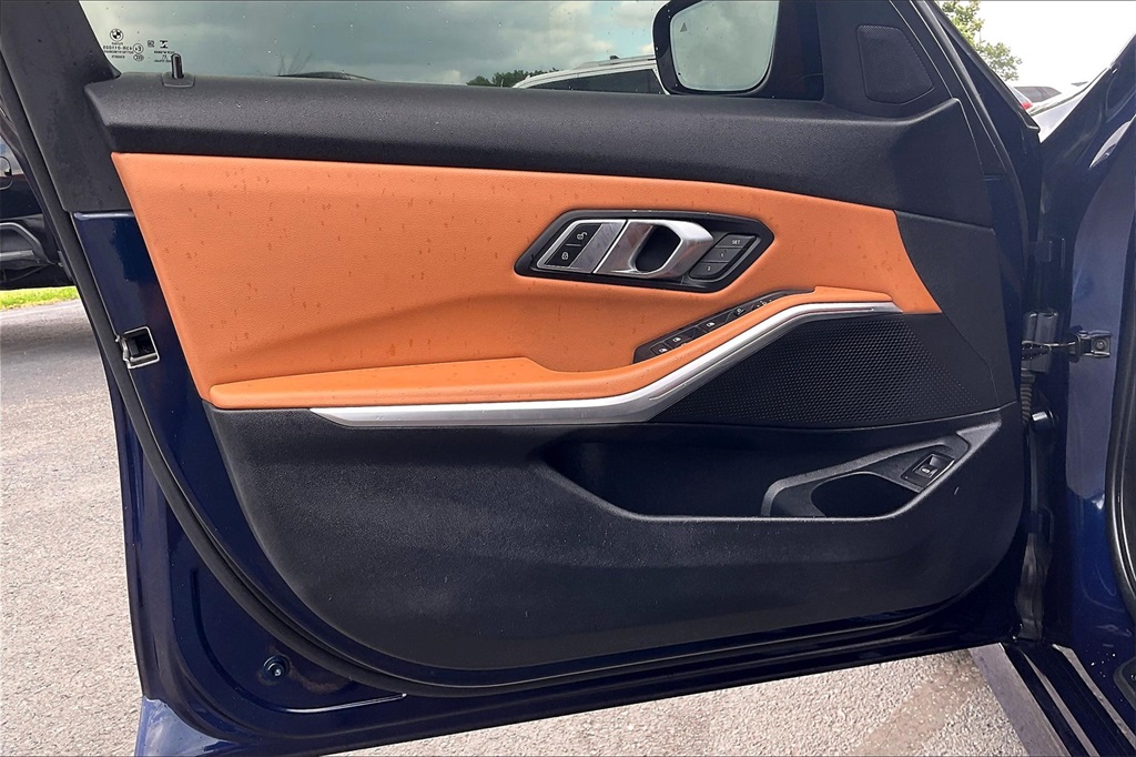 Vehicle image 18 of 32