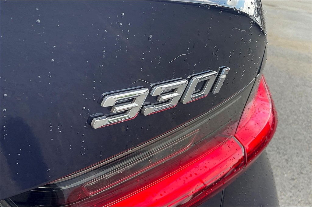 Vehicle image 22 of 32