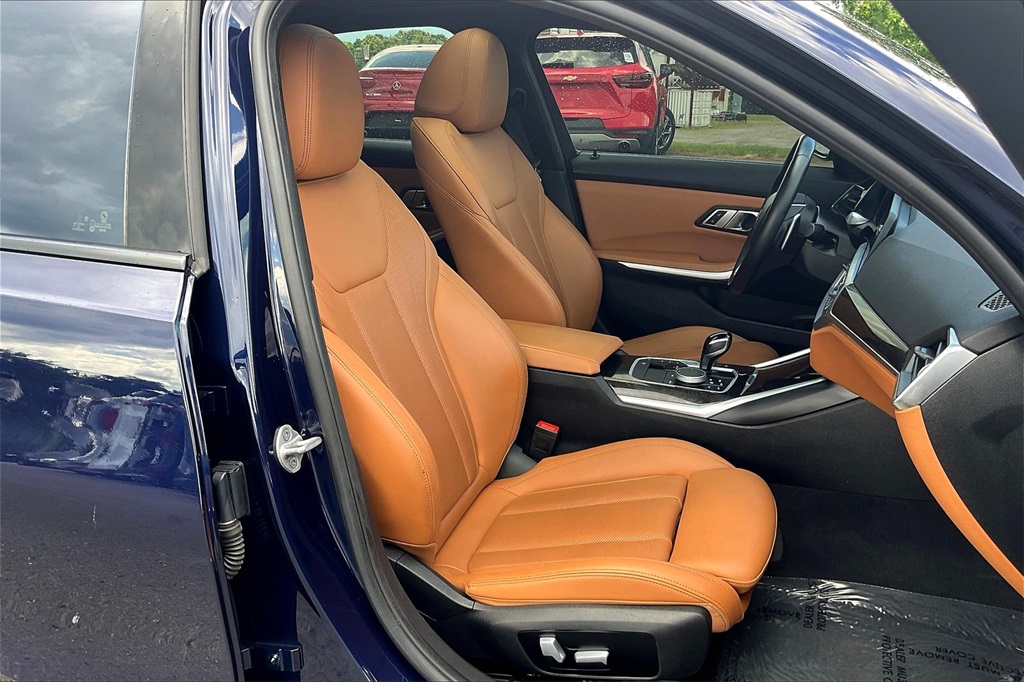Vehicle image 27 of 32