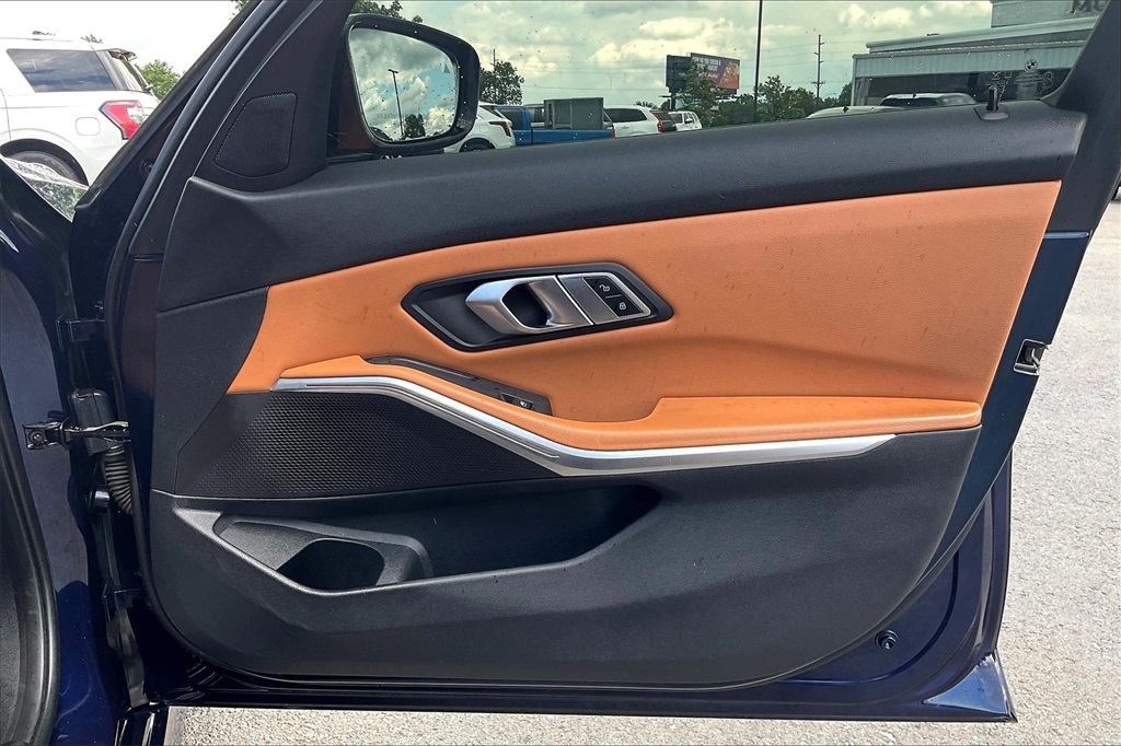 Vehicle image 26 of 32